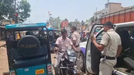 গড়বেতা ৩: কড়া পদক্ষেপ ট্রাফিক পুলিশের পক্ষ থেকে চন্দ্রকোনা রোডে