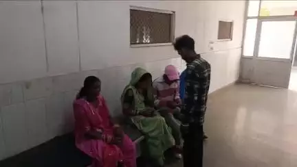 डूंगरपुर: बलवाड़ा गांव के पास सड़क पर मोड़ पर बाइक फिसलने से दो युवक गंभीर रूप से घायल