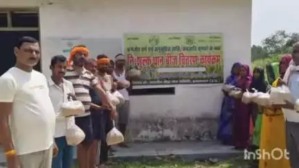 सलोन: बराडीह कस्बे में एग्रो फार्मर कंपनी ने किसानों को वितरित किए धान के बीज, किसानों के चेहरे पर खुशी दिखी