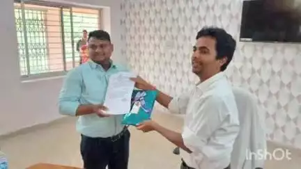 मनोहरपुर: प्रखंड कार्यालय में कार्यरत लिपिक का स्थानांतरण होने पर दी गई विदाई