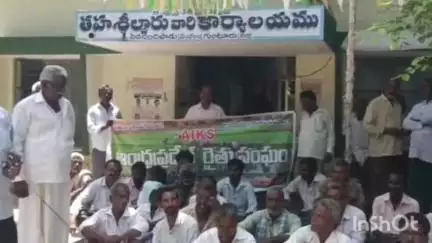 ప్రత్తిపాడు: రైతుల పండించిన నల్లబర్లి పొగాకును ప్రభుత్వం వెంటనే మద్దతు కల్పించాలి: జిల్లా కౌలు రైతు సంఘం అధ్యక్షుడు అజయ్ కుమార్