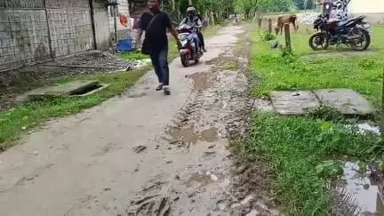 গোৰেশ্বৰ ভাগ: শিঙিমাৰীৰ পৰা আন্ধেৰীঘাট সংযোগী পথৰ দুৰৱস্থাৰ বাবে দুৰ্ভোগ ভুগিছে সহস্ৰাধিক ৰাইজে, শীঘ্ৰে পথ মেৰামতিৰ দাবী #jansamasya