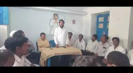 ముంచంగిపుట్టులో వెన్నుపోటు దినం పోస్టర్‌ను ఆవిష్కరించిన వైకాపా మండల అధ్యక్షులు పద్మారావు