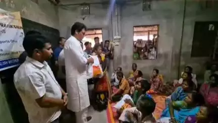 মোহনপুর: রাজধানীর বিভিন্ন সেল্টার কেম্পগুলি ঘুরে দেখেন প্রাক্তন মুখ্যমন্ত্রী তথা বর্তমান লোকসভার সাংসদ বিপ্লব কুমার দেব