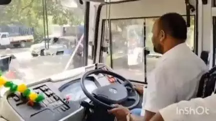 पालघर: आमदार विनोद निकोले यांनी हाती धरले एसटी बसचे स्टेरिंग; डहाणू येथे एसटी बस चालवतानाचा व्हिडिओ समाज माध्यमांवर व्हायरल