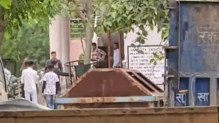झज्जर: महिला पुलिस थाने और अपराध शाखा के समीप सरकारी लाइब्रेरी में चले लात-घूंसे, गुटीय संघर्ष में हुई हाथापाई