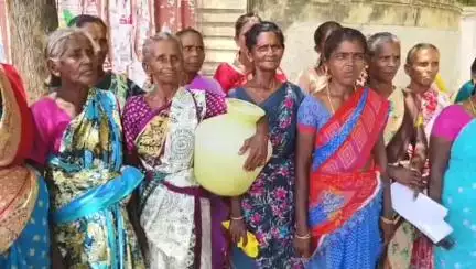 நாங்குநேரி: பதைக்கம் கிராமத்தில் குடிநீர் உள்ளிட்ட அடிப்படை வசதிகள் கேட்டு குடத்துடன் ஆட்சியரிடம் மனு அளித்த பெண்கள் #localissue