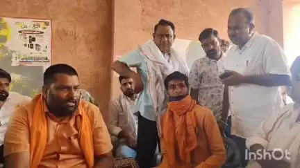 माण्डल: गणेशपुरा तिराहे पर शटडाउन के दौरान रिटर्न करंट आने से बिजली कर्मी झुलसने के मामले में 4 दिन से धरने पर बैठे ग्रामीण