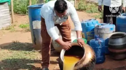 కుక్కునూరు మండలం వేలేరులో సారా స్థావరాలపై  దాడి వెయ్యి లీటర్ల బెల్లపు ఊట ధ్వంసం చేసిన CI రమేష్