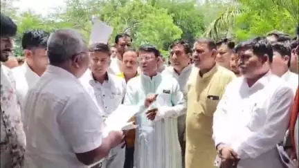 रतलाम नगर: दिल्ली-मुंबई 8 लेन एक्सप्रेसवे पर अश्लील वीडियो वायरल होने का मामला, धाकड़ समाज सड़क पर उतरा