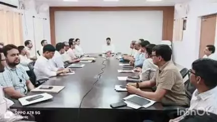 बांका: समाहरणालय के मिनी सभागार में डीएम ने जिला स्तरीय पदाधिकारियों के साथ की बैठक