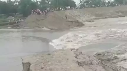 ছিপাঝাৰ: ধানবাৰীত বাঢ়নী পানীয়ে ছিঙিলে কোটিটকীয়া মথাউৰি, দহখনৰো অধিক গাঁও প্লাৱিত