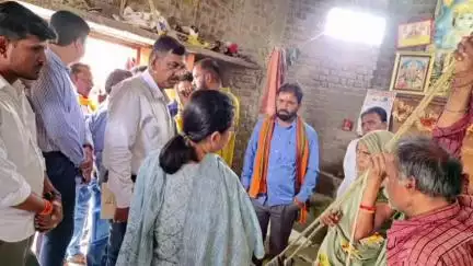 निवाली: कलेक्टर ने ग्राम लिंम्बई में अज्ञात वन्य प्राणी के हमले में घायल और मृतकों के परिजनों से मुलाकात की