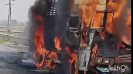 चरखी दादरी: नेशनल हाईवे 152डी पर झिंझर के पास ट्रक में टक्कर से आग, ड्राइवर जिंदा जला, पुलिस पहुंची