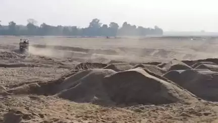 मोहाडी: भोसा टाकळी येथे सुरनदी पात्रातून रेतीची चोटी वाहतूक करणारा ट्रॅक्टर वरठी पोलिसांच्या ताब्यात, आरोपीविरुद्ध गुन्हा दाखल