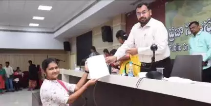 గుంటూరు: కారుణ్య నియామక ఉత్తర్వులు అందించిన జిల్లా ఇంఛార్జీ కలెక్టర్ ఏ. భార్గవ్ తేజ