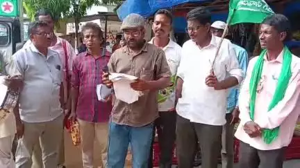 స్పెషల్ DSC వేయాలంటూ ఆదివాసి గిరిజన సంఘం ఆధ్వర్యంలో చేపట్టిన జీపు జాతలో ఆకట్టుకున్న ప్రభుత్వాన్ని విమర్శిస్తూ పాడిన పాట