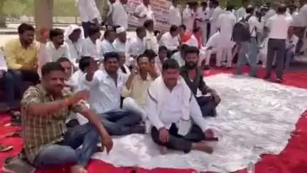 कोरांव: प्रदेश के सभासदों ने लखनऊ में प्रदर्शन कर मुख्यमंत्री को संबोधित ज्ञापन सौंपा, कोराव के सभासद भी हुए शामिल