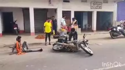 चतरा: चतरा-हजारीबाग मुख्य पथ पर गिद्धौर में बाइक ने खड़ी कार को मारी टक्कर, चालक बाल-बाल बचा