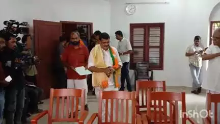 നിലമ്പൂർ: ഉപതെരഞ്ഞെടുപ്പ്, എൻ.ഡി.എ സ്ഥാനാർത്ഥി മോഹൻ ജോർജ് താലൂക്ക് ഓഫീസിൽ നാമനിർദ്ദേശ പത്രിക സമർപ്പിച്ചു