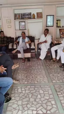 वैर: गाँव झालाटाला में अपने आवास पर पूर्व कैबिनेट मंत्री व धौलपुर करौली सांसद भजनलाल जाटव ने की जनसुनवाई