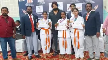 ఆందోల్: కరాటే పోటీల్లో గోల్డ్ మెడల్స్ సాధించిన జోగిపేట విద్యార్థిని