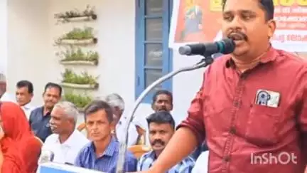 കോട്ടയം: ബസ് സ്റ്റാൻഡ് പൊളിച്ച് യാത്രക്കാരെ പെരുവഴിയിലാക്കി, ഈരാറ്റുപേട്ട നഗരസഭയ്ക്ക് മുന്നിൽ സി.പി.എം ധർണ