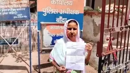 बांदा: महिला ने एसपी ऑफिस पहुंचकर लगाई फरियाद, धनतेरस के दिन हुई लाखों की चोरी का खुलासा करने की मांग की