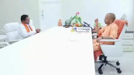 तालबेहट: लखनऊ में सदर विधायक राम रतन कुशवाहा ने मुख्यमंत्री से मिलकर पूराकला में राजकीय इंटर कॉलेज की मांग को लेकर दिया ज्ञापन