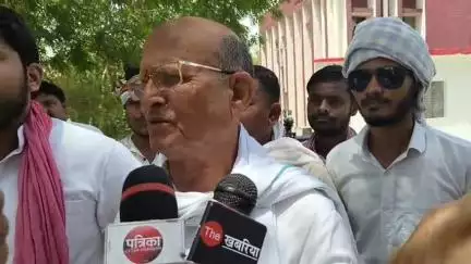 मऊ: बकवल स्थित एसपी ऑफिस में सपा नेत्री के घर पर हमले को लेकर नेताओं ने एसपी को दिया ज्ञापन