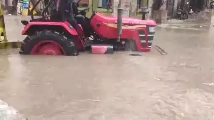 चिड़ावा: सुलताना में मानसून पूर्व बारिश का कहर, निचले इलाके हुए जलमग्न व जलभराव में फंसे कई वाहन
