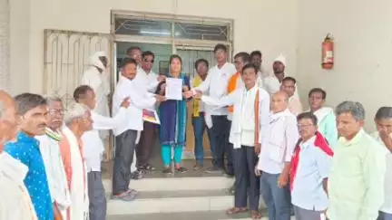 देसाईगंज वडसा: सूपीक जमीनी उद्योगांना देण्यास विरोध : उपविभागीय कार्यालय समोर  मार्क्सवादी कम्युनिस्ट पक्षाचे आंदोलन