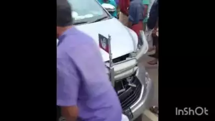 പട്ടാമ്പി: പട്ടാമ്പി കൊപ്പത്ത് തമിഴ്നാട് മുൻ മന്ത്രിയുടെ കാറിൽ മറ്റൊരു കാർ ഇടിച്ചുകയറി അപകടം