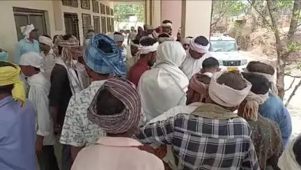 डूंगरपुर: सदर थाना क्षेत्र के भाटपुर गांव में एक महिला अपने घर में फंदे पर लटकी मिली, कपड़े भी खून से लथपथ मिले