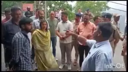 अल्मोड़ा: माल रोड में प्रशासन व पुलिस ने अतिक्रमण के खिलाफ चलाया अभियान, अतिक्रमण करने व नो पार्किंग में खड़े वाहनों के काटे चालान