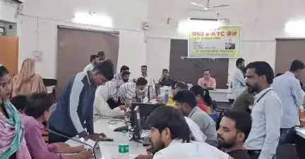 सीहोर नगर: नगर पालिका में आयोजित कैम्प में e-KYC कराने के लिए उमड़ी लोगों की भीड़, 15 जून है अंतिम तारीख