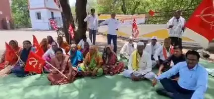हिंगोली: जिल्हाधिरी कार्यालय येथे, मार्क्सवादी कम्युनिस्ट पक्षाच्या वतीने आंदोलन