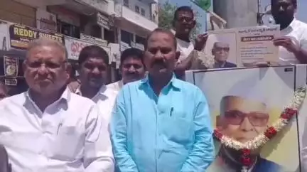 బెల్లంపల్లి: కొండ లక్ష్మణ్ బాపూజీని తెలంగాణ జాతిపితగా ప్రకటించాలని బెల్లంపల్లి పట్టణంలో ఫ్లాకార్డులతో నినాదాలు చేసిన కులసంఘాల నాయకులు