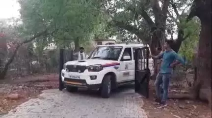 झांसी: KV 3 के पास सीपरी बाजार-खाती बाबा जाने वाले रोड पर रेलवे के चीफ कंट्रोलर के बंगले की फैंस के अंदर मिली लाश
