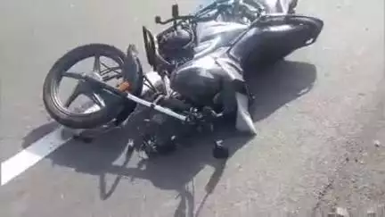 मुर्तीजापूर: तालुक्यातील कुरणखेड येथे दोन दुचाकींची समोरासमोर धडक,धडकेत एक ठार तर एक जखमी