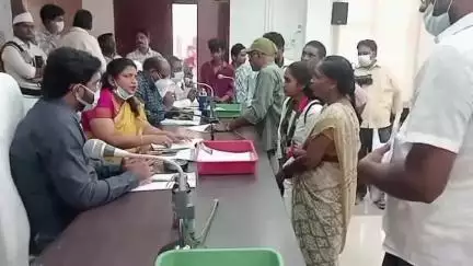 భీమవరం: జిల్లా స్థాయి పి జి ఆర్ ఎస్ కార్యక్రమంలో 137 అర్జీలు స్వీకరించిన జిల్లా కలెక్టర్ చదలవాడ నాగరాణి