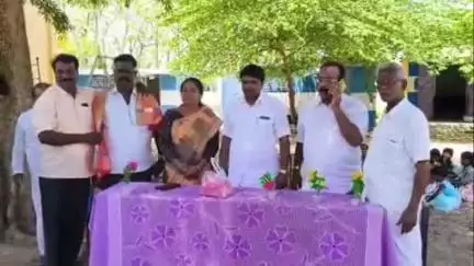 ஊத்தங்கரை: காரப்பட்டு ஊராட்சி ஒன்றிய தொடக்கப்பள்ளியில் நோட்டு புத்தகங்கள் சீருடை வழங்கும் விழா எம்எல்ஏ தமிழ்செல்வம் பங்கேற்பு