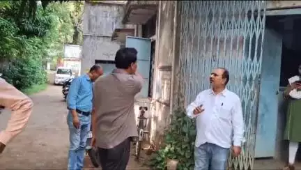 धनबाद/केंदुआडीह: धनबाद के BSS महिला कॉलेज में वेतन विवाद को लेकर लैब तकनीशियन और अकाउंटेंट के बीच हुई नोंकझोंक