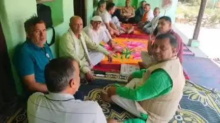 ऊना: पूर्व मंत्री वीरेंद्र कंवर ने तनोह पहुंचकर भाजपा कार्यकर्ता की माता के निधन पर जताया शोक