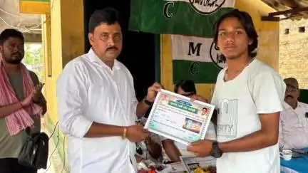 আউশগ্রাম ১: বাংলার ভোট রক্ষা কর্মসূচিতে ভালো কাজ করার জন্য দ্বারিয়াপুরে তৃণমূল নেতৃত্বকে সম্মাননা প্রদান করা হয়, হাজির MLA