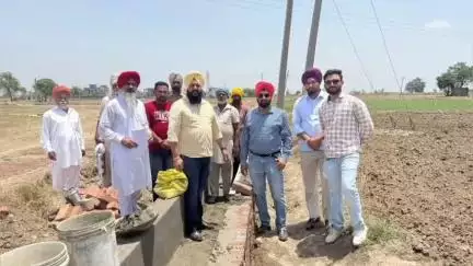 ਪੱਟੀ: ਪਿੰਡ ਲੋਹੁਕਾ ਅਤੇ ਚੂਸਲੇਵੜ੍ਹ ਵਿਖੇ ਚੇਅਰਮੈਨ ਰਣਜੀਤ ਸਿੰਘ ਚੀਮਾ ਨੇ ਨਹਿਰੀ ਖਾਲਿਆਂ ਨੂੰ ਪੱਕਾ ਕਰਨ ਦੇ ਕੰਮ ਨਿਰੀਖਣ ਕੀਤਾ