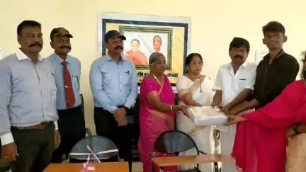தருமபுரி: நகராட்சி நூலகத்திற்கு
ரூ.2 லட்சம் மதிப்பிலான இருக்கைகள் முன்னாள் ராணுவவீரர் வழங்கினார்