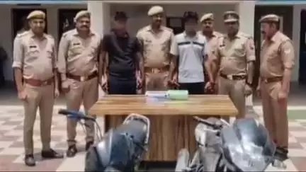 सासनी: कोतवाली सासनी पुलिस ने 2 वाहन चोरों को किया गिरफ्तार, कब्जे से बरामद अवैध तमंचा और 2 चोरी की मोटर साइकिल