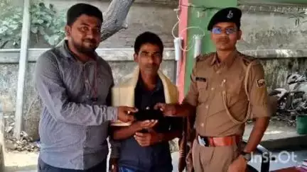 पतरघट: पतरघट थाना में ऑटो चालक ने ईमानदारी दिखाते हुए लौटाया मोबाइल, थाना अध्यक्ष ने किया सम्मानित