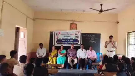 ಹಗರಿಬೊಮ್ಮನಹಳ್ಳಿ: ತಂಬ್ರಹಳ್ಳಿ ಗ್ರಾಮದ ಕೆಪಿಜಿ ಪ್ರೌಢಶಾಲೆಯಲ್ಲಿ ಪೊಲೀಸ್ ಇಲಾಖೆ ವತಿಯಿಂದ, ವಿದ್ಯಾರ್ಥಿಗಳಿಗೆ ಸಂಚಾರಿ ನಿಯಮ&ರಸ್ತೆ ಸುರಕ್ಷತೆ ಬಗ್ಗೆ ಜಾಗೃತಿ